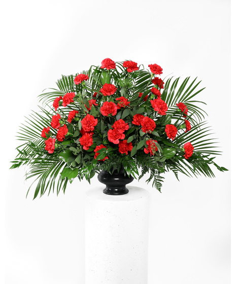 This arrangement is a beautiful way to pay tribute to a loved one. Use it during the funeral service or send it as a gift to he departed's family.
